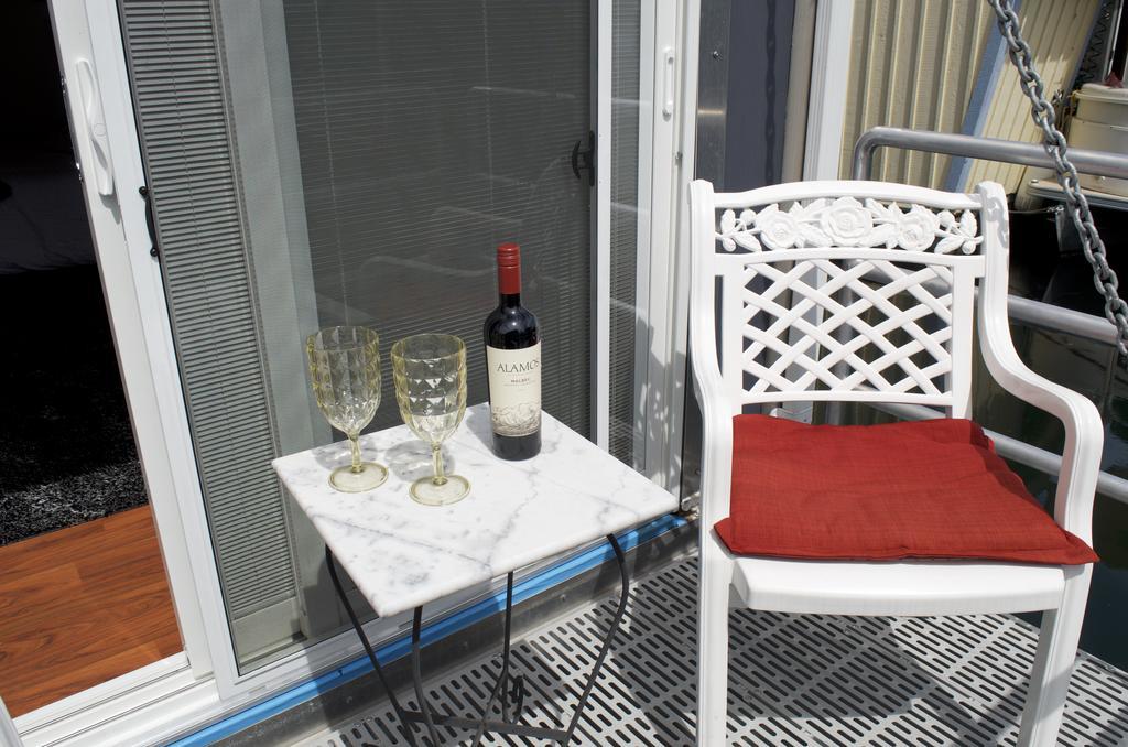 A Float Home B&B In Fisherman'S Wharf Victoria Exterior photo
