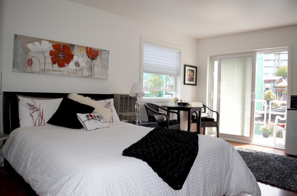 A Float Home B&B In Fisherman'S Wharf Victoria Exterior photo